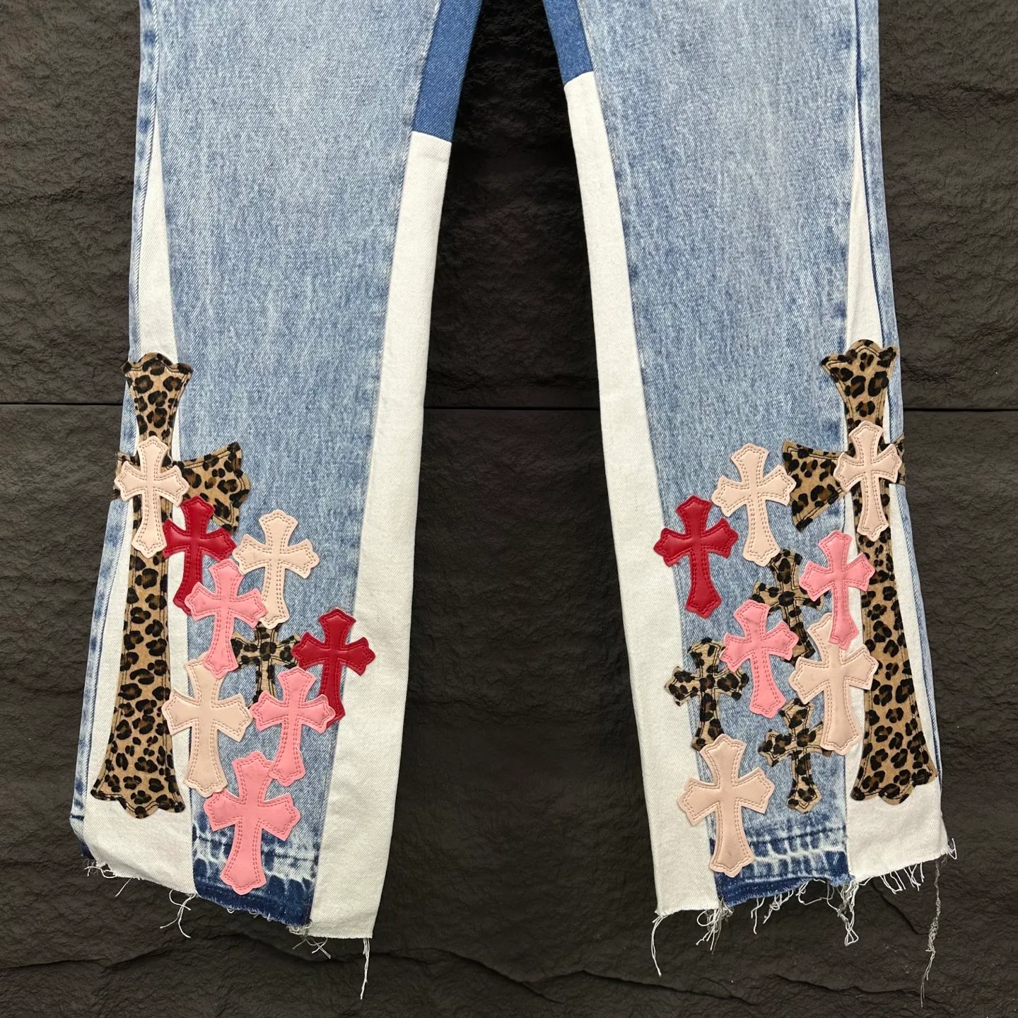 P280 GALLERY DEPT. & Croixin co-branded 2025 new limited edition spliced ​​trousers pink leopard print cross patch leather couple style bootcut jeans 🔥high version🔥high version🔥 top ceiling quality styles with different washed textures, very friendly to people with thin legs and thick legs, the bootcut version is very flattering leg shape timeless moderate length, easy and casual to match, basic styling for various styles, a must-have in the wardrobe! The fabric is stiff but also makes the upper body soft without losing texture. The washing process is even more perfect. It is a must-have item for everyone! ! ! Washed wheat, hang tag, pants label, three complete labels, color: blue, size: 28, 30, 32, 34, 36 (five sizes)